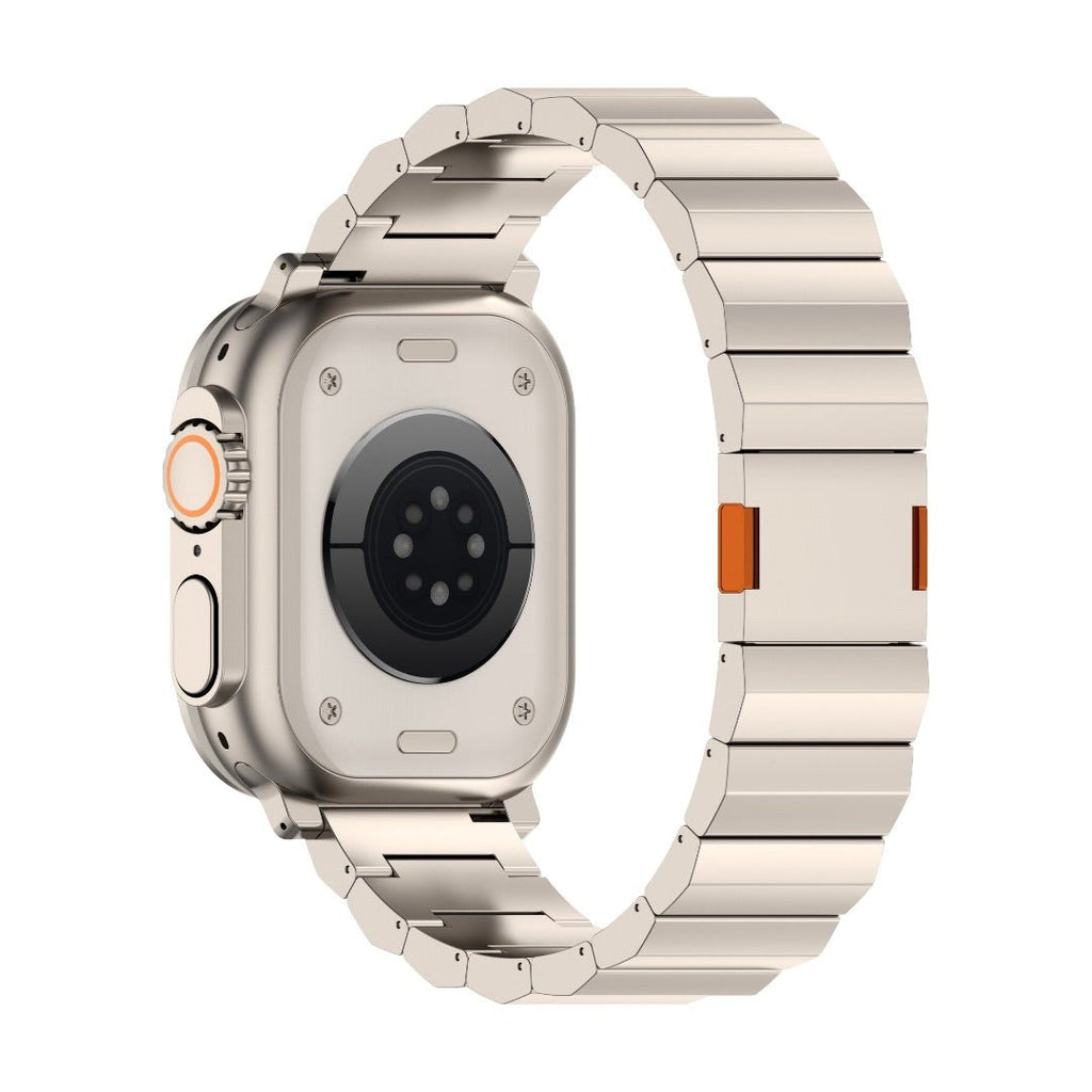 Bracelet Apple Watch en titane gris clair, maillons larges, fermoir magnétique orange, design épuré et moderne.