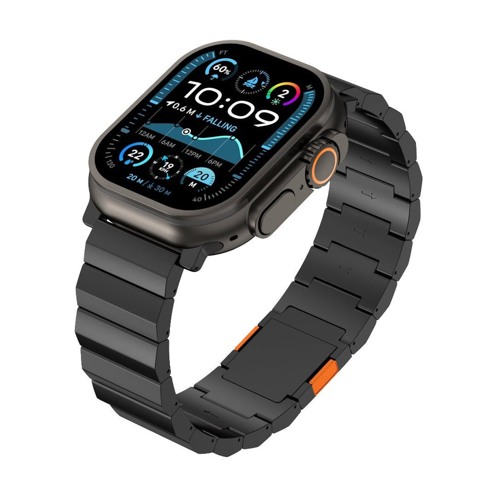 Bracelet Apple Watch en titane noir mat à maillons larges avec fermoir magnétique orange et design moderne.