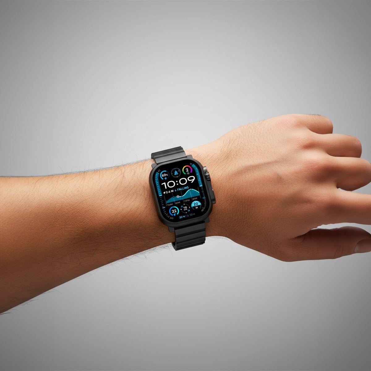 Bracelet Apple Watch en titane gris foncé, design moderne avec fermeture magnétique sécurisée, porté au poignet.