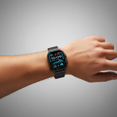 Bracelet Apple Watch en titane gris foncé, design moderne avec fermeture magnétique sécurisée, porté au poignet.