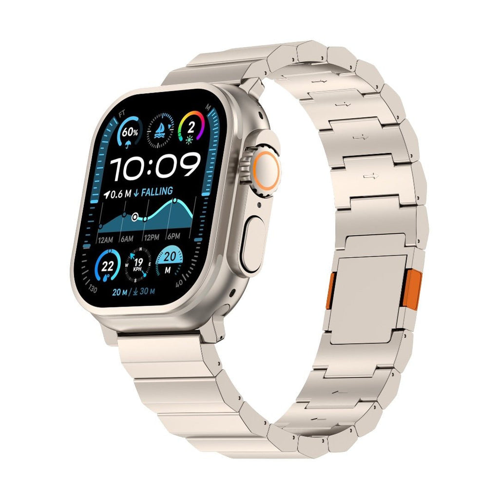 Bracelet Apple Watch en titane couleur acier avec maillons larges et fermeture magnétique robuste, design moderne et élégant.