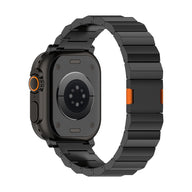 Bracelet Apple Watch en titane noir mat avec maillons larges et fermeture magnétique orange élégante.