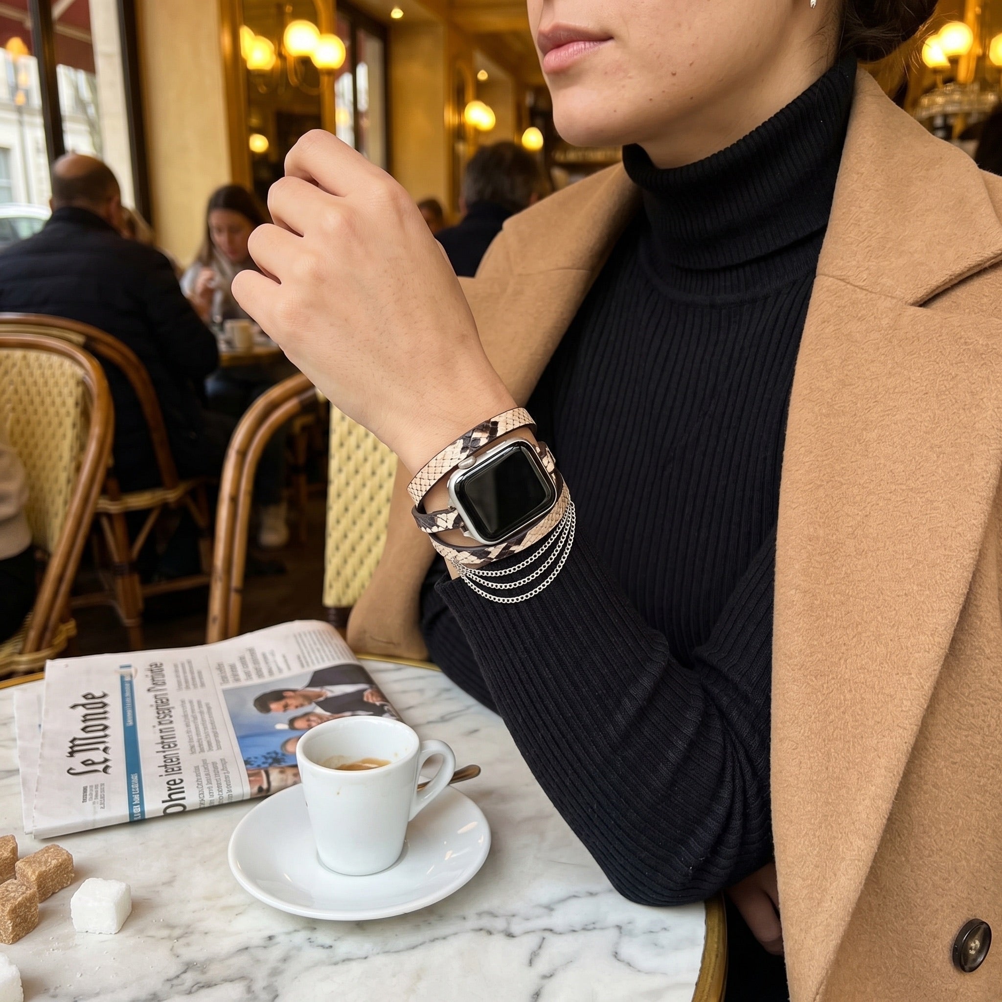 Pulseira Apple Watch para mulher, couro com padrão de serpente, correntes em aço inoxidável, elos ajustáveis, pulseira tripla, modelo Philyra