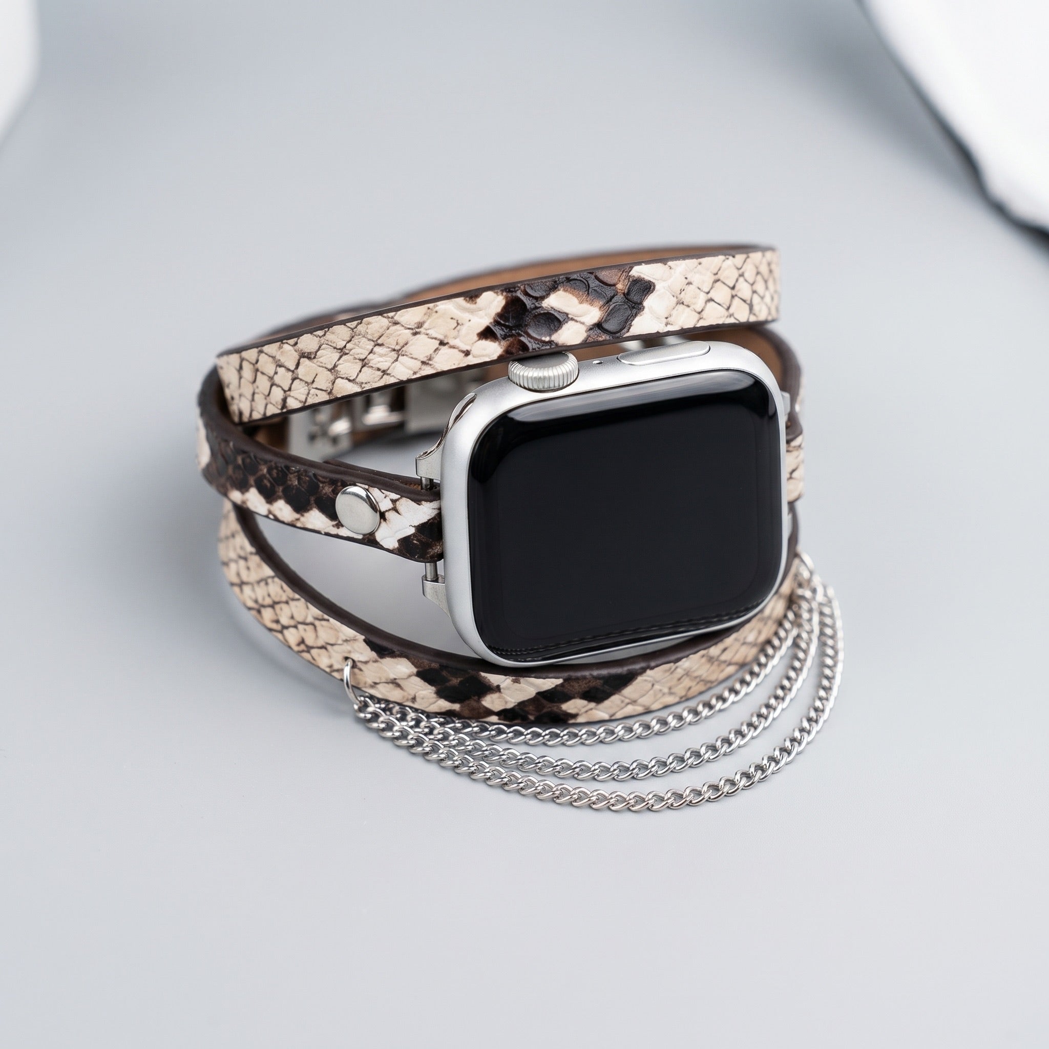 Pulseira Apple Watch para mulher, couro com padrão de serpente, correntes em aço inoxidável, elos ajustáveis, pulseira tripla, modelo Philyra