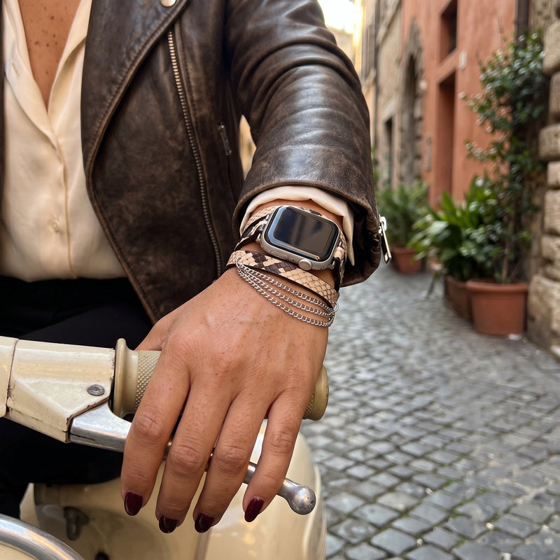 Pulseira Apple Watch para mulher, couro com padrão de serpente, correntes em aço inoxidável, elos ajustáveis, pulseira tripla, modelo Philyra