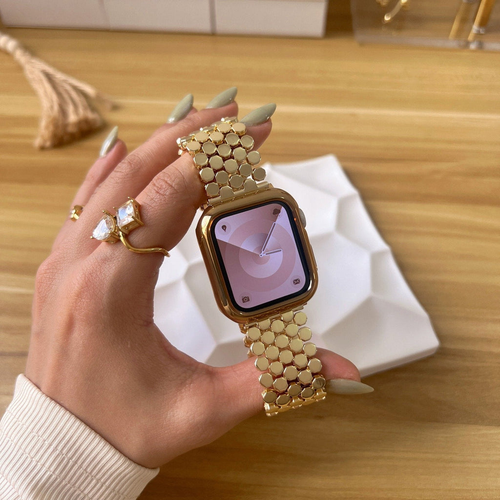 Bracelet doré pour Apple Watch femme avec mailles alvéolées style ruche et fermoir invisible.
