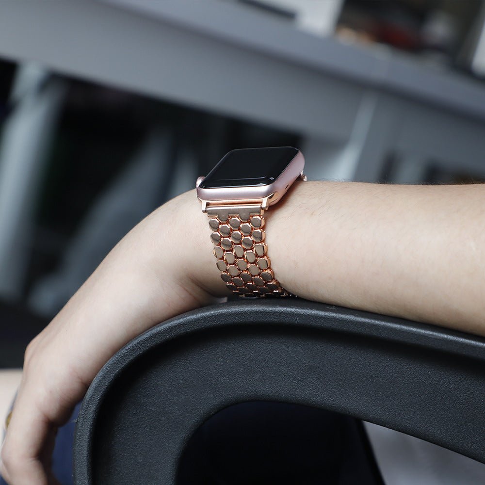 Bracelet Apple Watch femme métal doré mailles alvéolées ruche fermoir invisible luxueux.