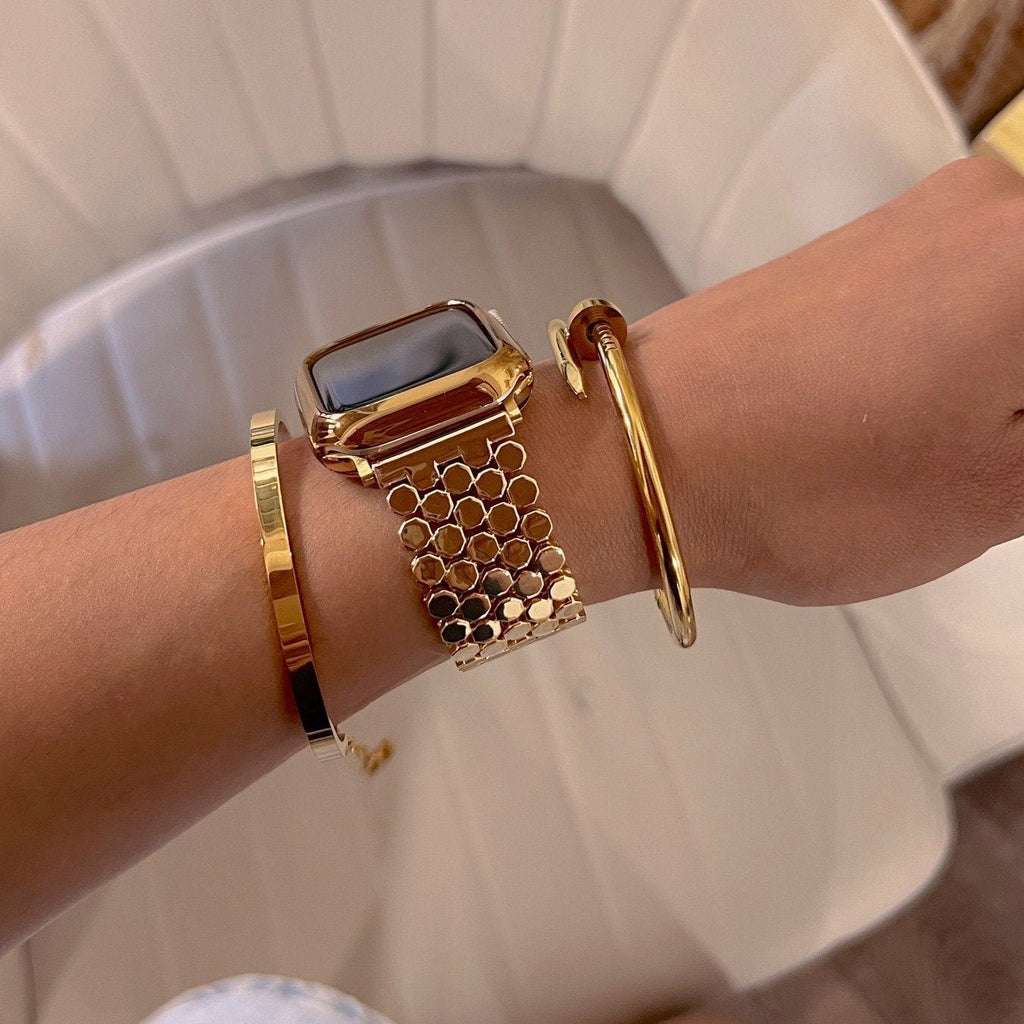 Bracelet Apple Watch femme doré à mailles alvéolées style ruche, fermoir invisible, design luxueux et moderne.