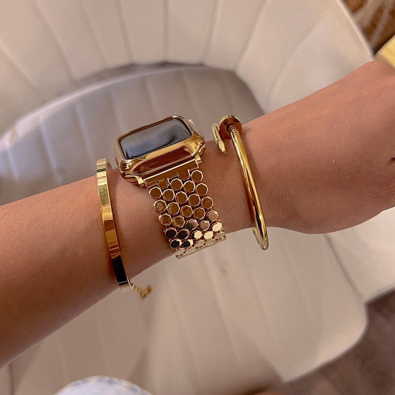Bracelet Apple Watch femme doré à mailles alvéolées style ruche, fermoir invisible, design luxueux et moderne.