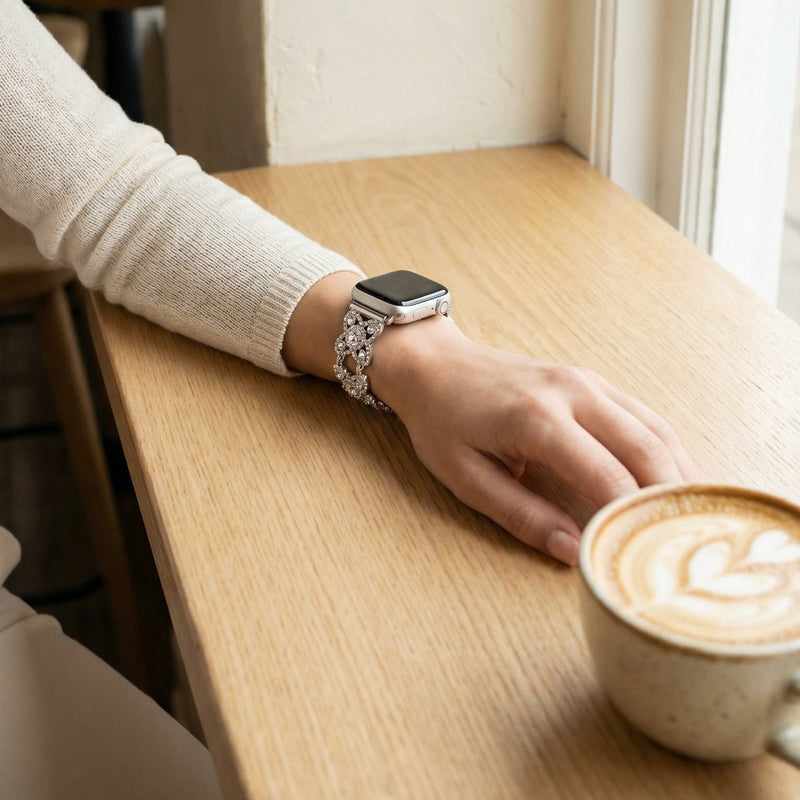 Damesarmband voor Apple Watch van metaal, met klavermotief bezet met fonkelende zirkonia, sierlijke schakel, model Yadna