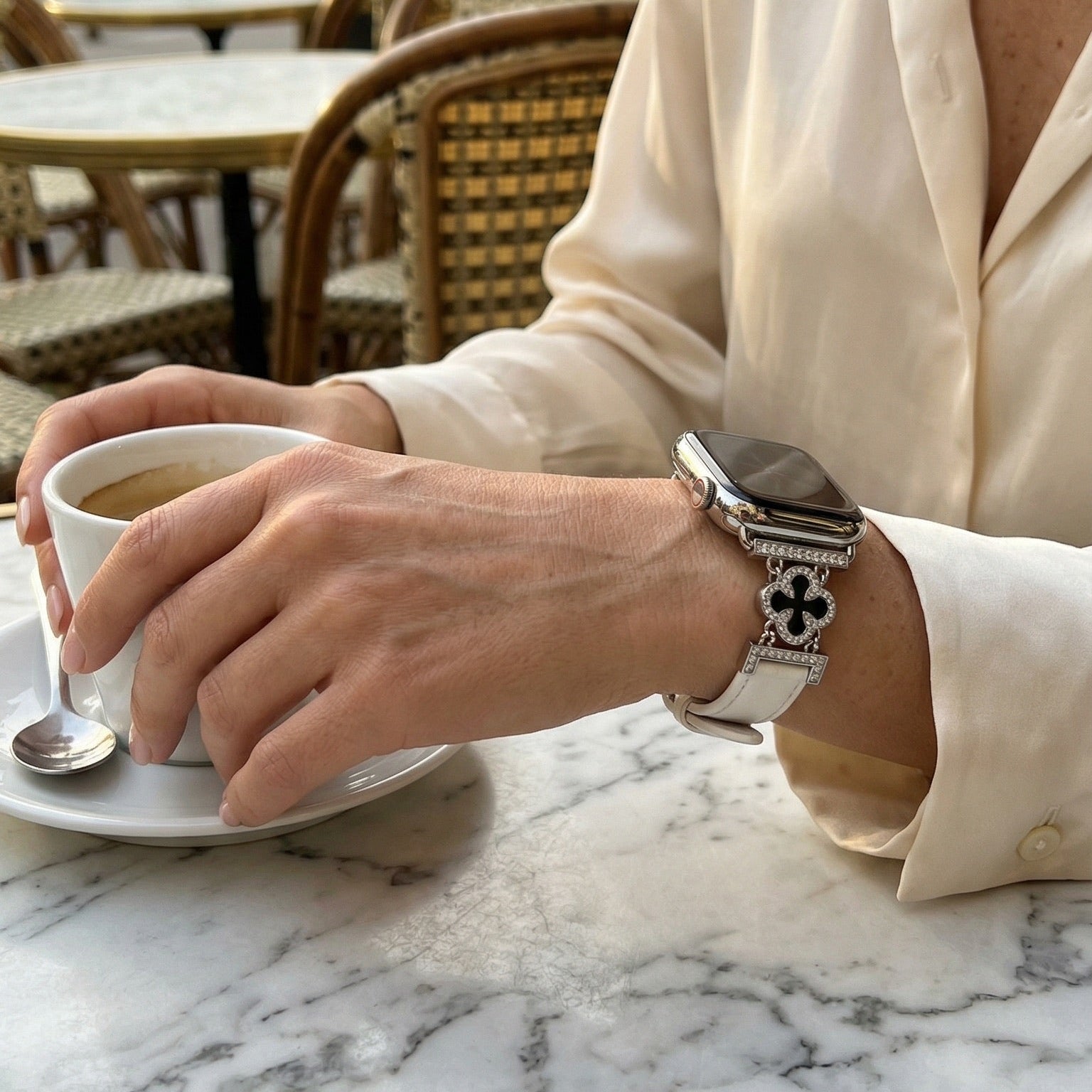 Bracelet Apple Watch femme en simili cuir vernis, motif trèfle pavé de zircon, alliage doré élégant, modèle Circé