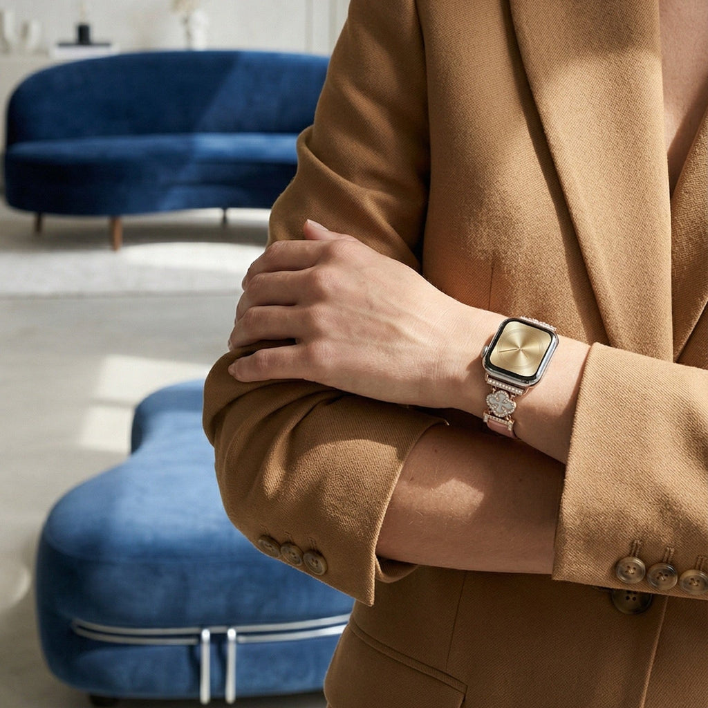 Bracelet Apple Watch femme en simili cuir vernis, motif trèfle pavé de zircon, alliage doré élégant, modèle Circé