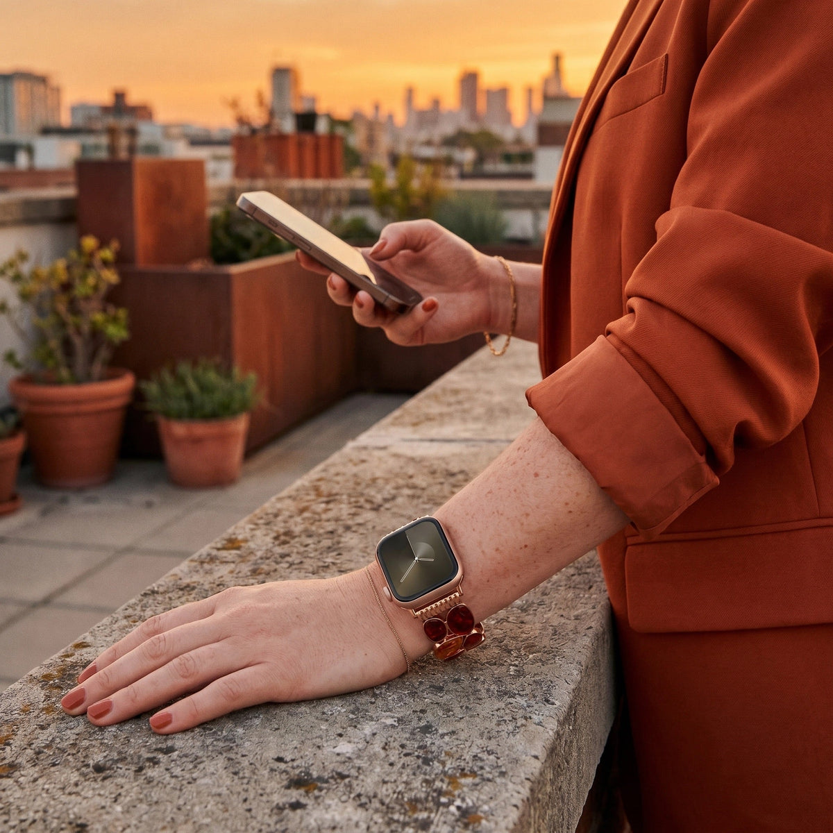 Bracelet Apple Watch femme, maillons en résine ambrée, finition métallique, confort élastique, style chic, modèle Agarte