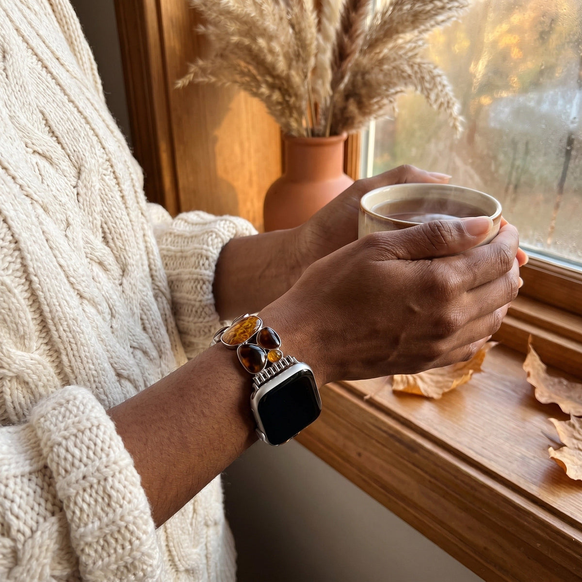 Bracelet Apple Watch femme, maillons en résine ambrée, finition métallique, confort élastique, style chic, modèle Agarte