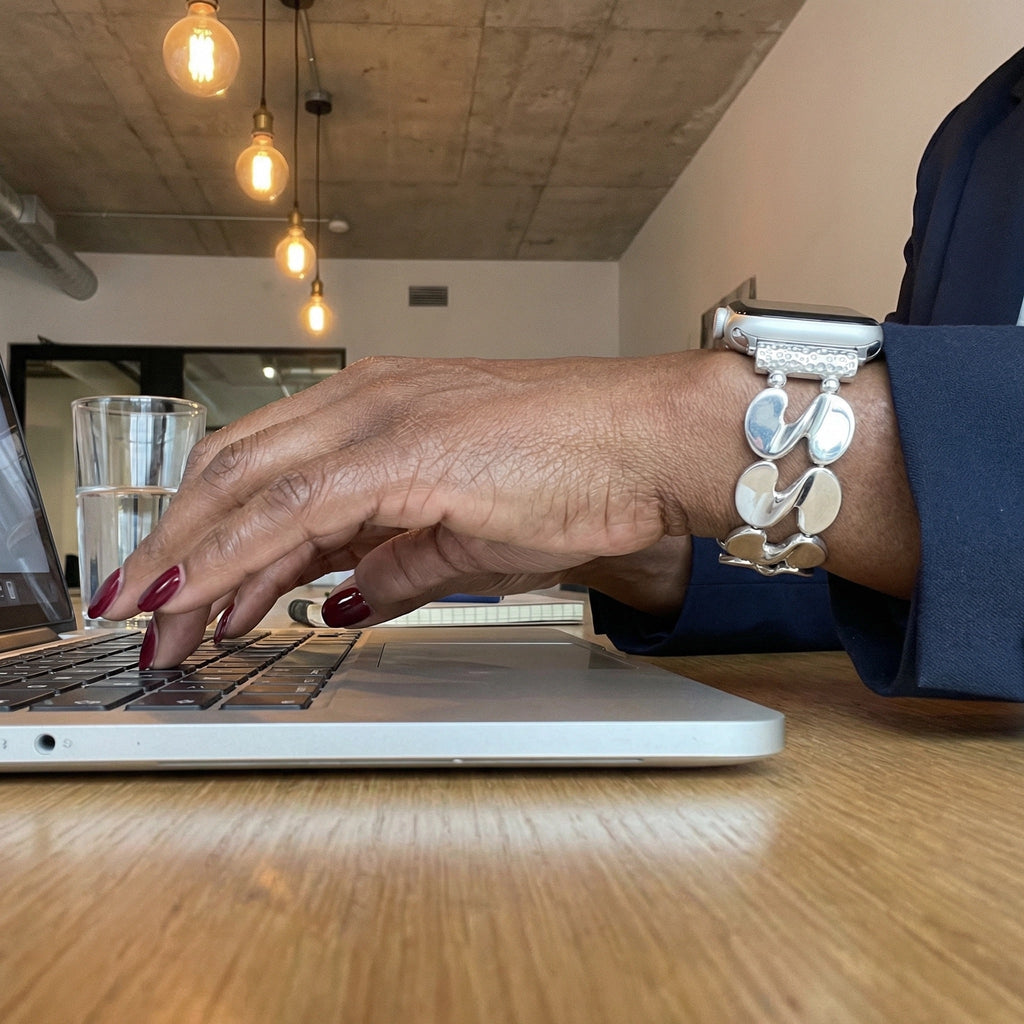 Apple Watch Bracelet for Women, Oval Link Alloy, Comfortable Elastic, Shiny Finish, Elegant Wrist Accessory, Souria Model