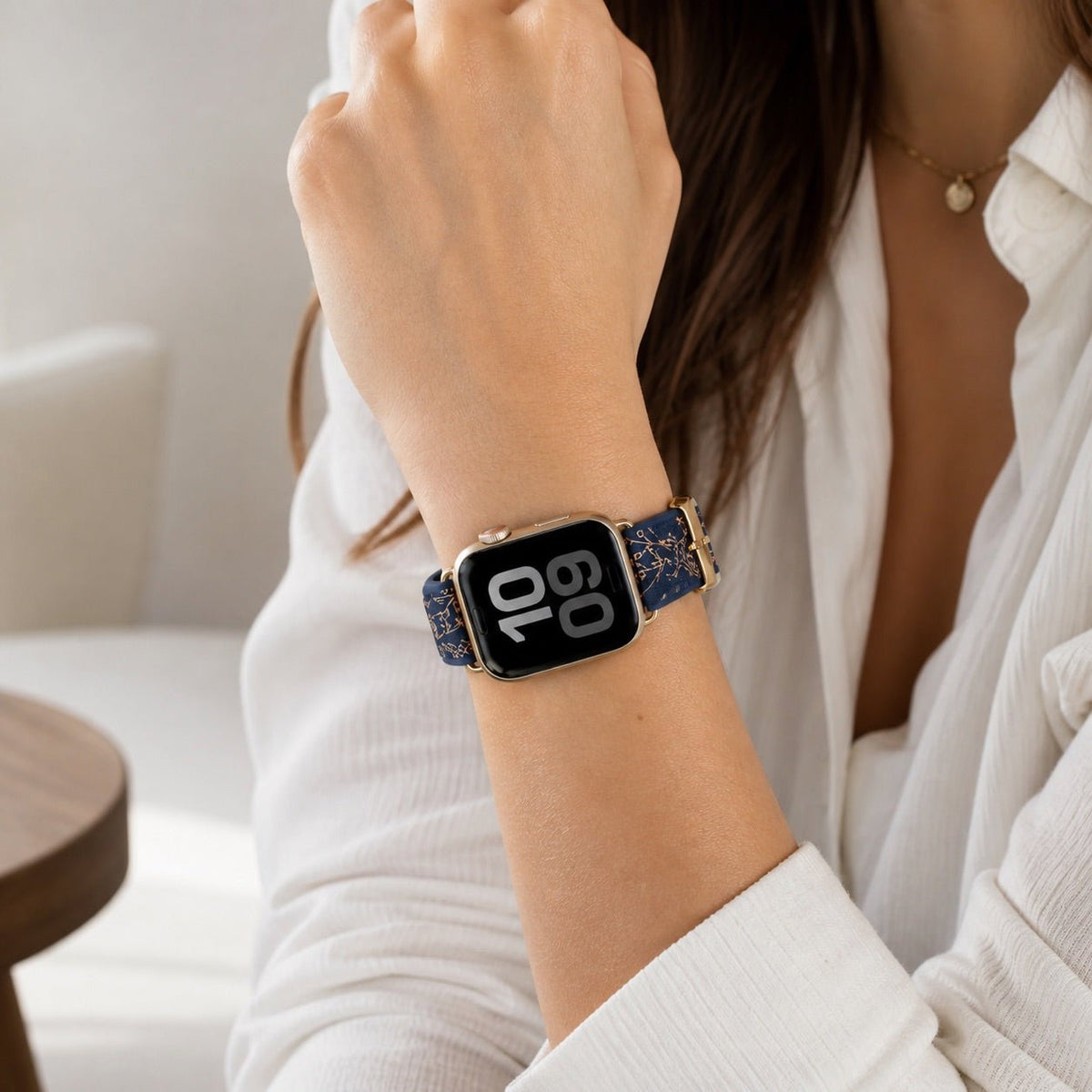 Apple Watch Armband aus Silikon, mit goldenem Blumenmuster bedruckt, Dornschließe, Modell Jendie