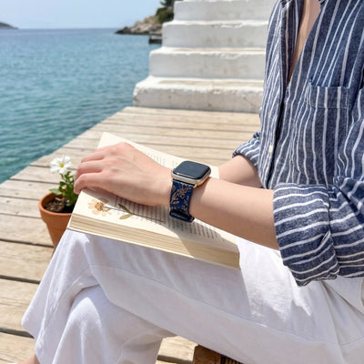 Apple Watch Armband aus Silikon, mit goldenem Blumenmuster bedruckt, Dornschließe, Modell Jendie