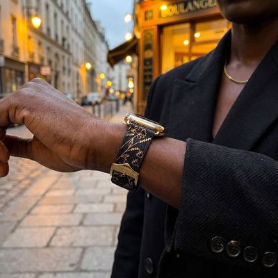 Apple Watch Armband aus Silikon, mit goldenem Blumenmuster bedruckt, Dornschließe, Modell Jendie