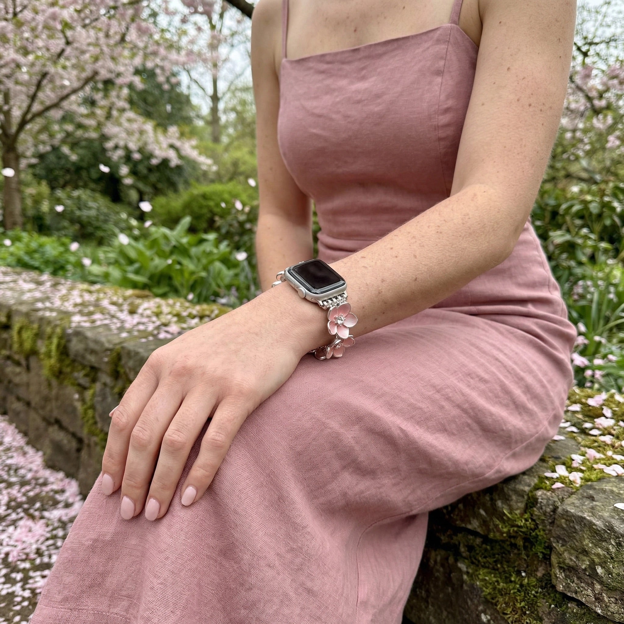 Florianne Floral Alloy Apple Watch Bracelet, Elegant Feminine Jewelry, Refined Wrist Accessory, Floral Set for Smartwatch