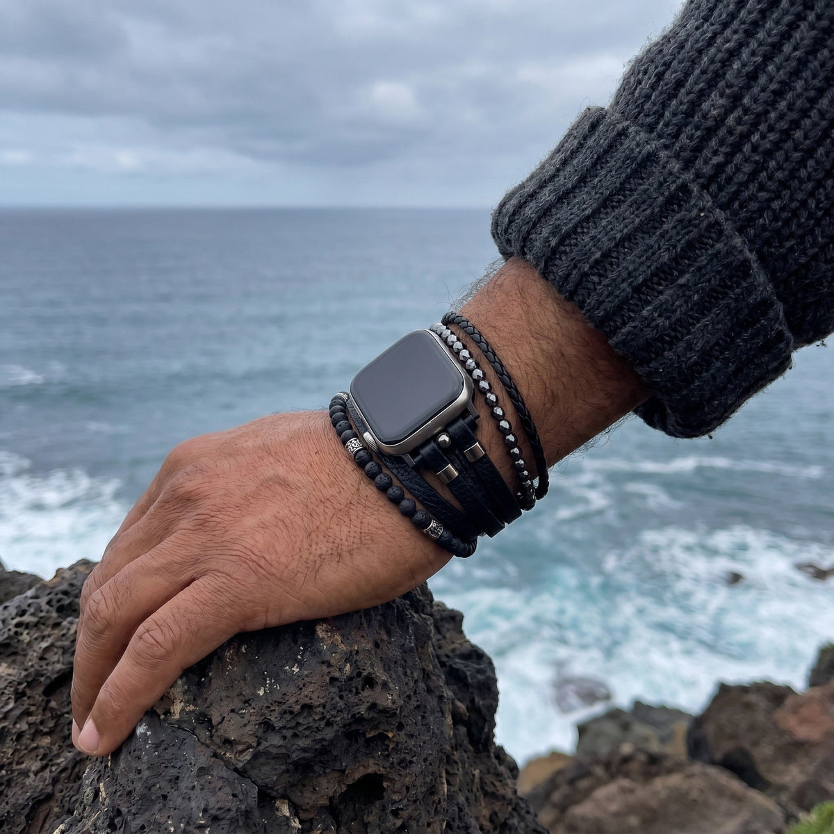 Bracelet Apple Watch homme multi-rangs, cuir véritable et pierre volcanique, fermoir acier inoxydable, style audacieux, modèle Reyo
