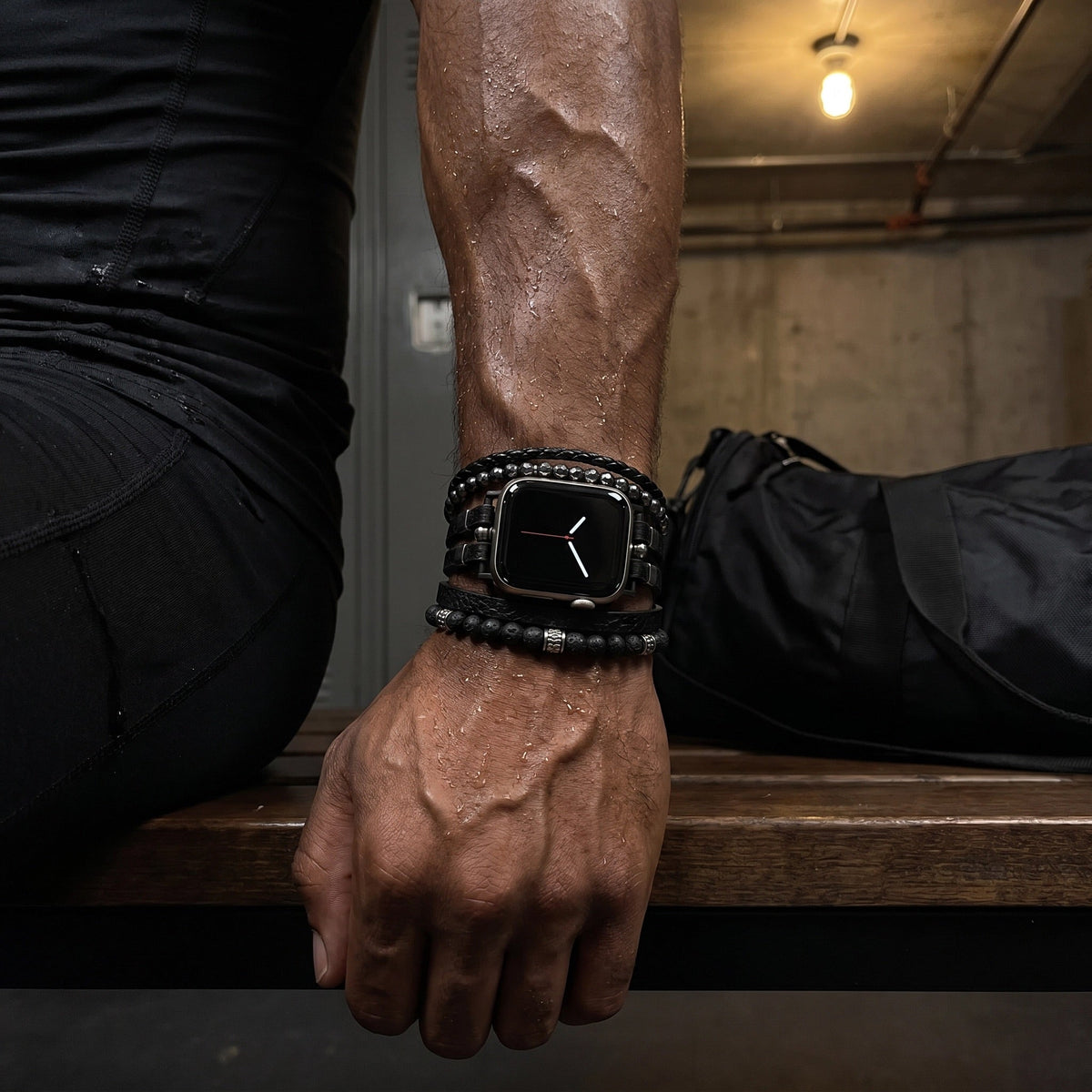 Bracelet Apple Watch homme multi-rangs, cuir véritable et pierre volcanique, fermoir acier inoxydable, style audacieux, modèle Reyo