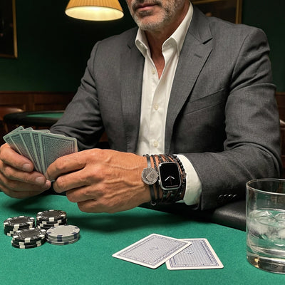 Pulseira Apple Watch homem preta, multi voltas com cruz e ónix, cartas de casino amuleto da sorte, elos ajustáveis, modelo Fortuna