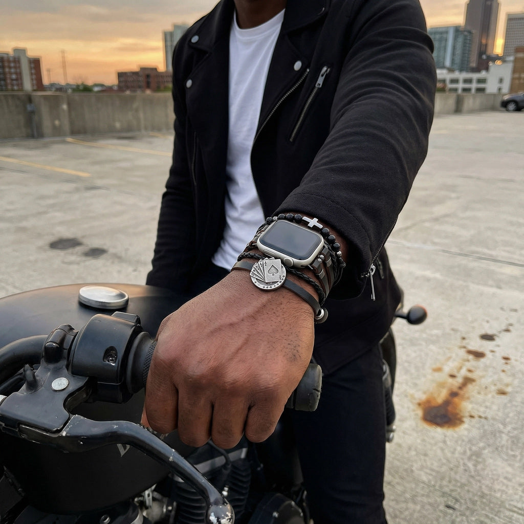 Bracelet Apple Watch homme noir, multi rangs avec croix et onyx, cartes casino porte bonheur, maillons ajustables, modèle Fortuna