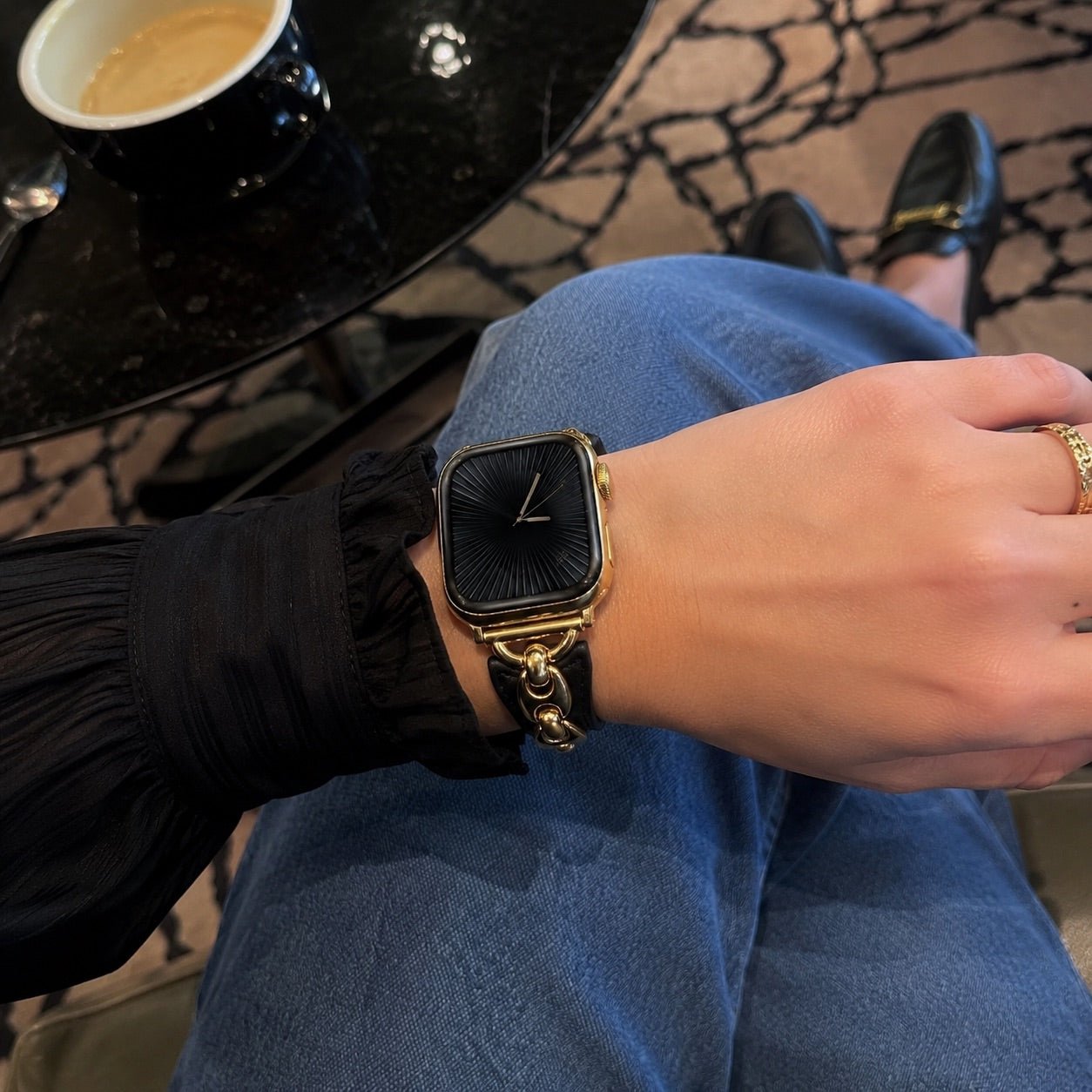 Brazalete Apple Watch malla marina, correa fina ajustable con hebilla, acabados dorados, plateados y negros, modelo Malsa