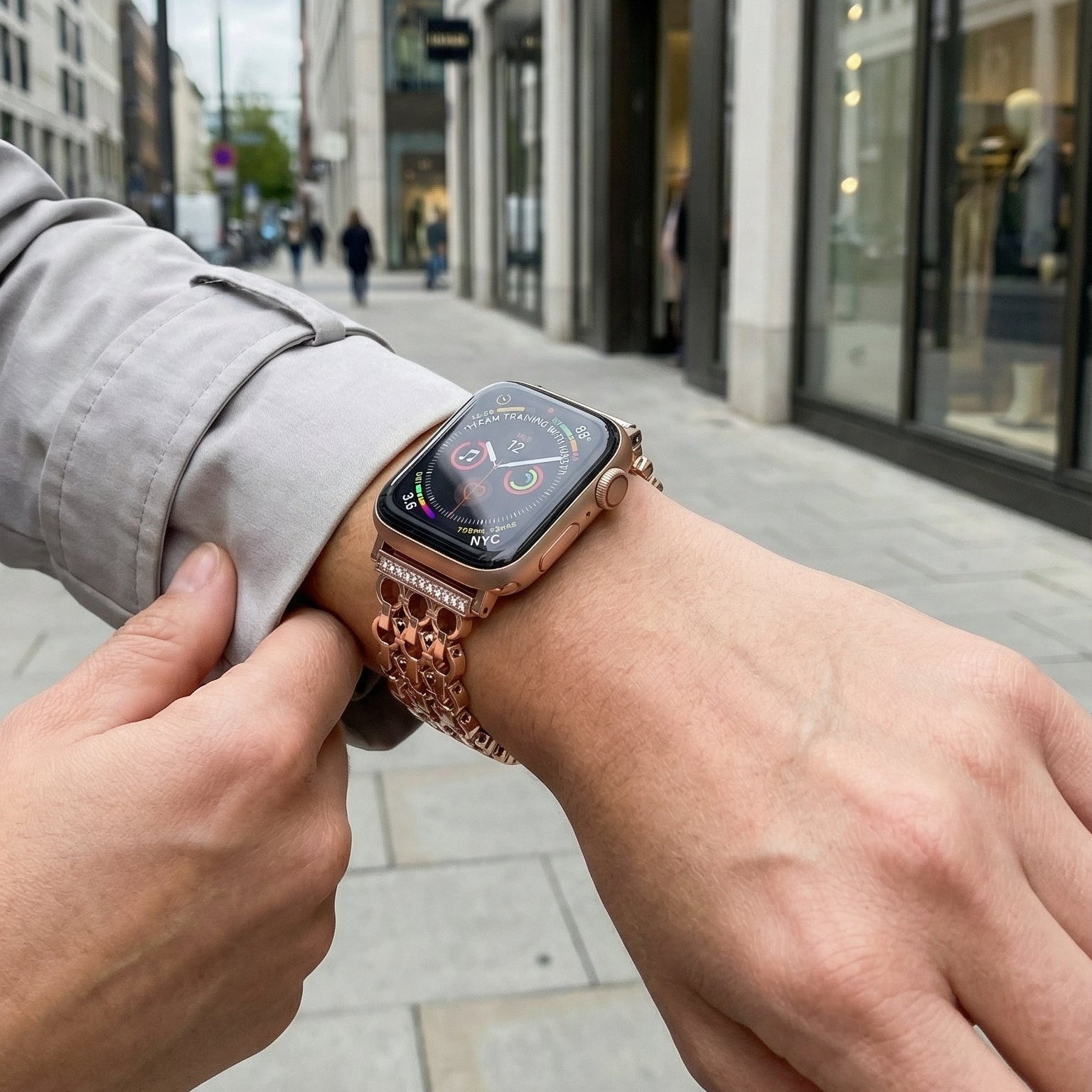 Elegant metalrem til Apple Watch, struktureret kæde med zirkondetaljer, model Rija