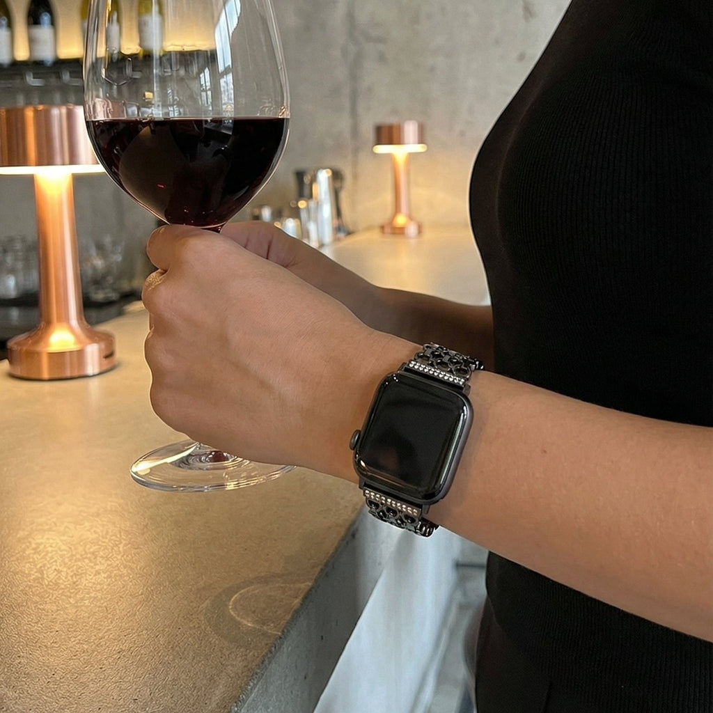 Elegant metalrem til Apple Watch, struktureret kæde med zirkondetaljer, model Rija