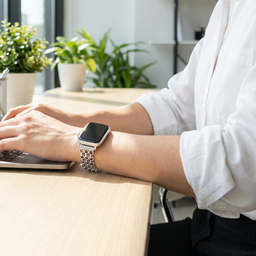 Elegant metalrem til Apple Watch, struktureret kæde med zirkondetaljer, model Rija