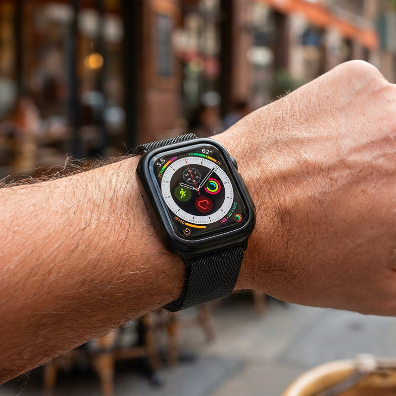 Bracelet Apple Watch maille milanaise noire en acier inoxydable avec fermoir magnétique et coque de protection intégrée.