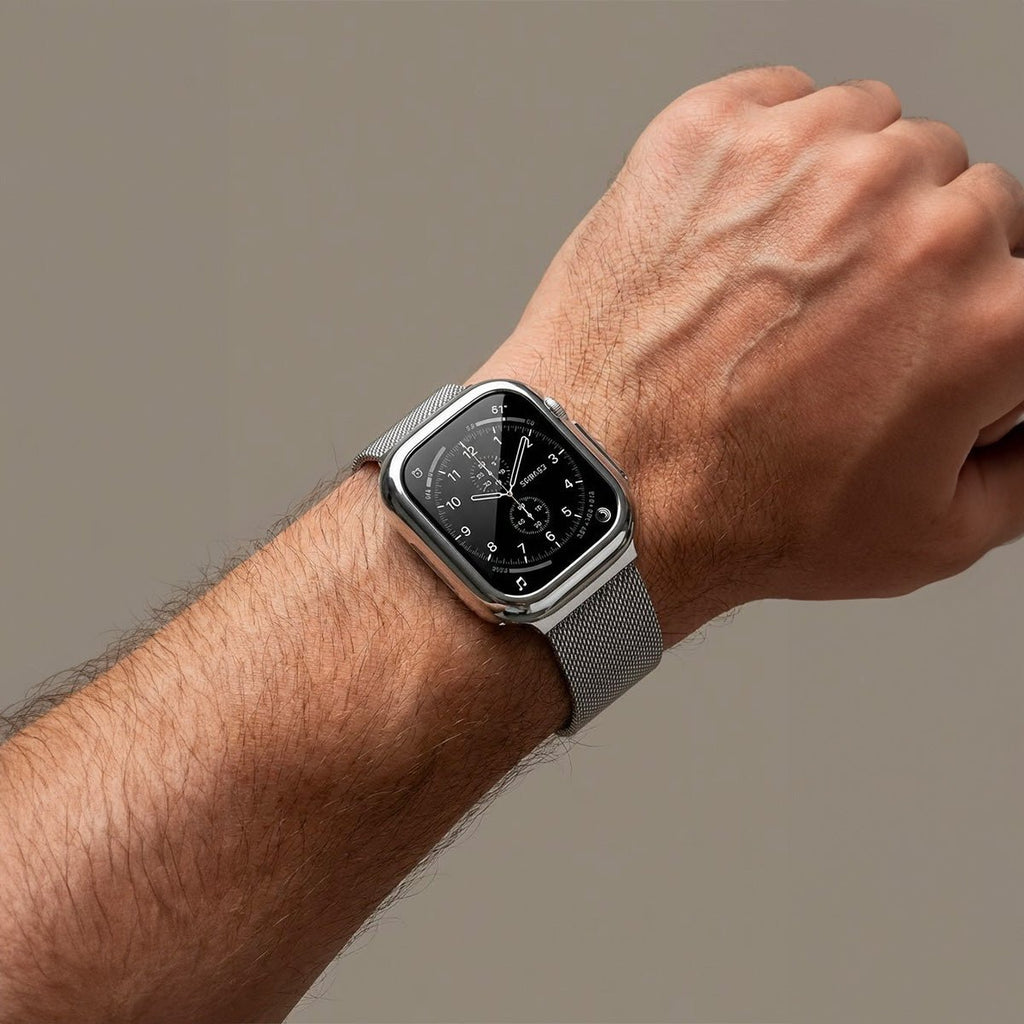 Bracelet Apple Watch en maille milanaise argentée en acier inoxydable avec fermoir magnétique et coque de protection.