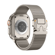 Bracelet Apple Watch maille milanaise en acier inoxydable gris clair avec fermoir sécurité parachute gris mat et accents.