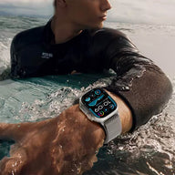 Bracelet Apple Watch maille milanaise en acier inoxydable argenté avec fermoir sécurité parachute tactique, porté au poignet