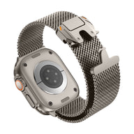 Bracelet Apple Watch maille milanaise en acier inoxydable gris argenté avec fermoir sécurité tactique robuste.