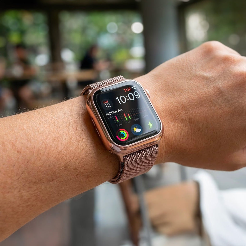 Bracelet milanais épais en acier inoxydable rose avec coque intégrée et fermoir magnétique sur Apple Watch.