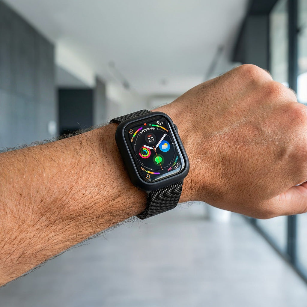 Bracelet Apple Watch maille milanaise noire en acier inoxydable avec coque intégrée et fermoir magnétique sur poignet.