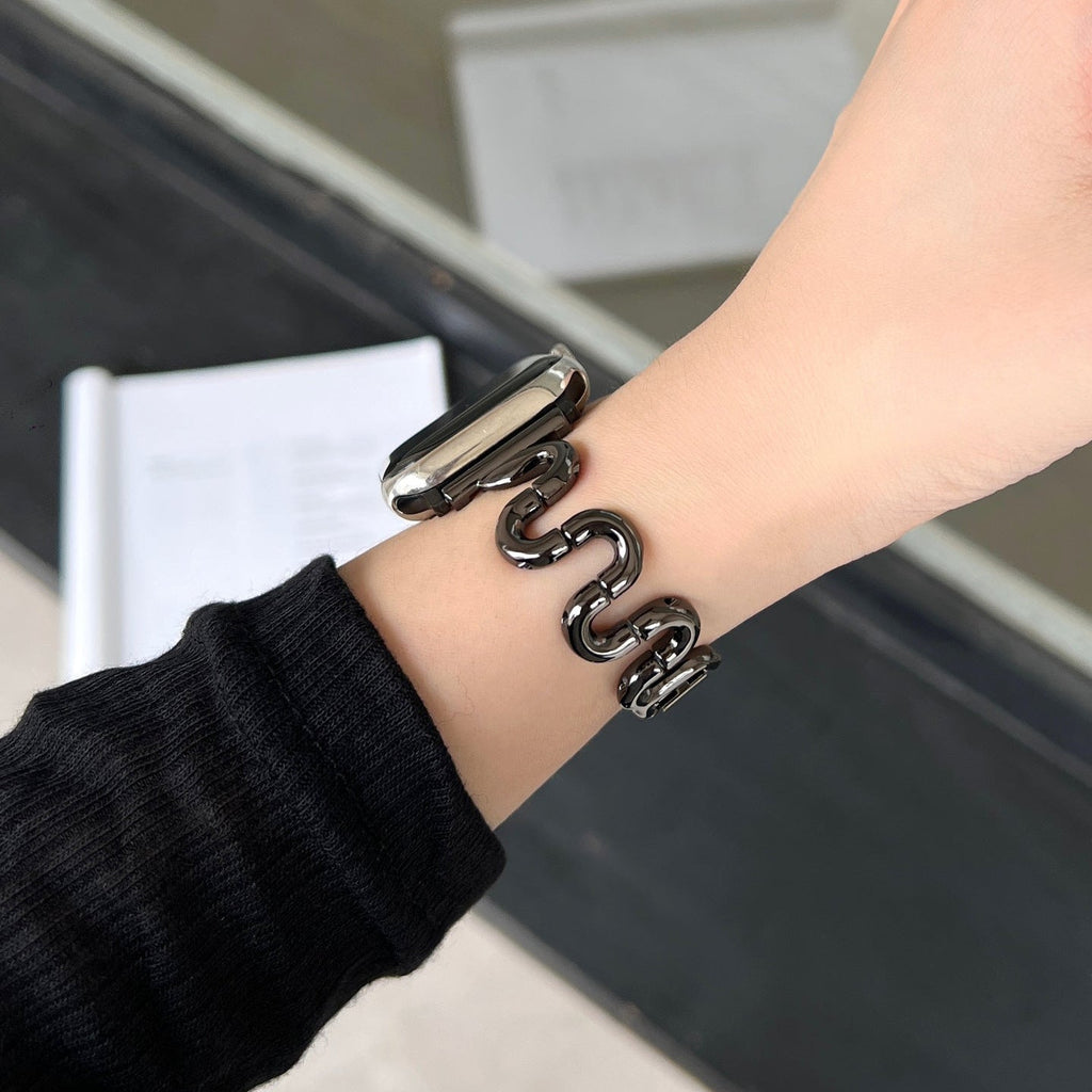 Apple Watch bracelet with wavy metal links, modern S-shaped design, adjustable push-button clasp, Sydia model