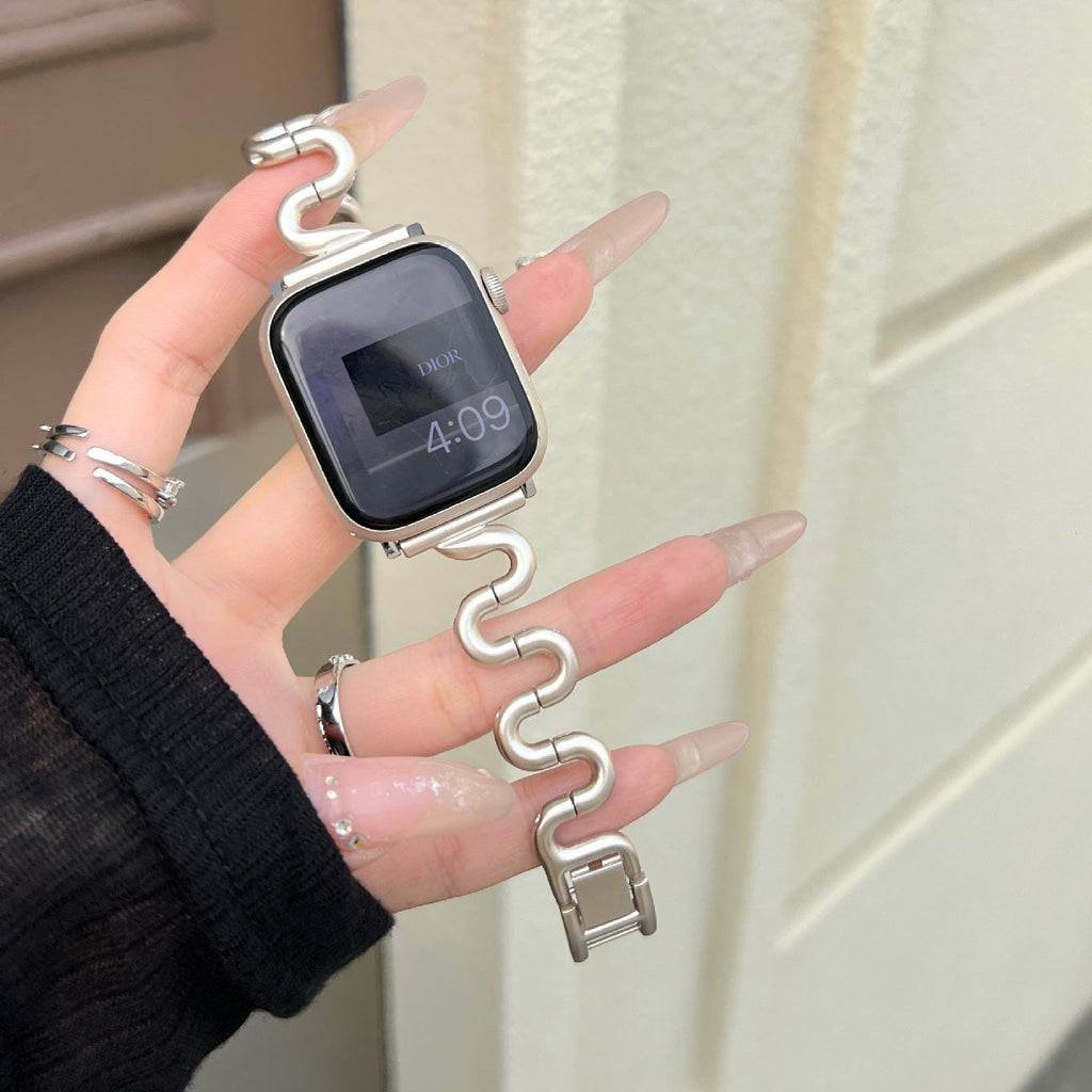 Apple Watch bracelet with wavy metal links, modern S-shaped design, adjustable push-button clasp, Sydia model
