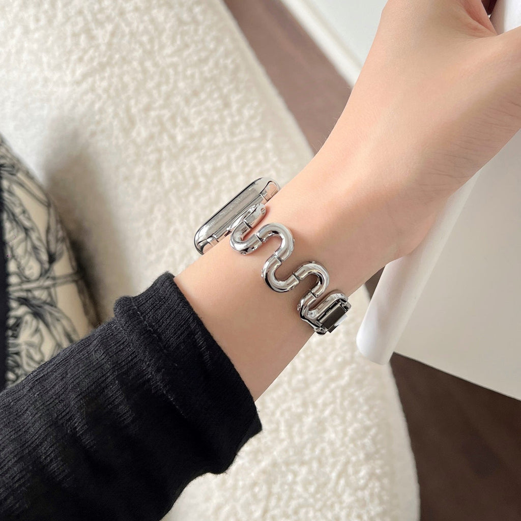 Apple Watch bracelet with wavy metal links, modern S-shaped design, adjustable push-button clasp, Sydia model