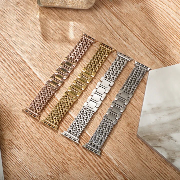 Quatre bracelets Apple Watch maille Spiga métal finition rose, or, argent mat et argent brillant, style raffiné et moderne.