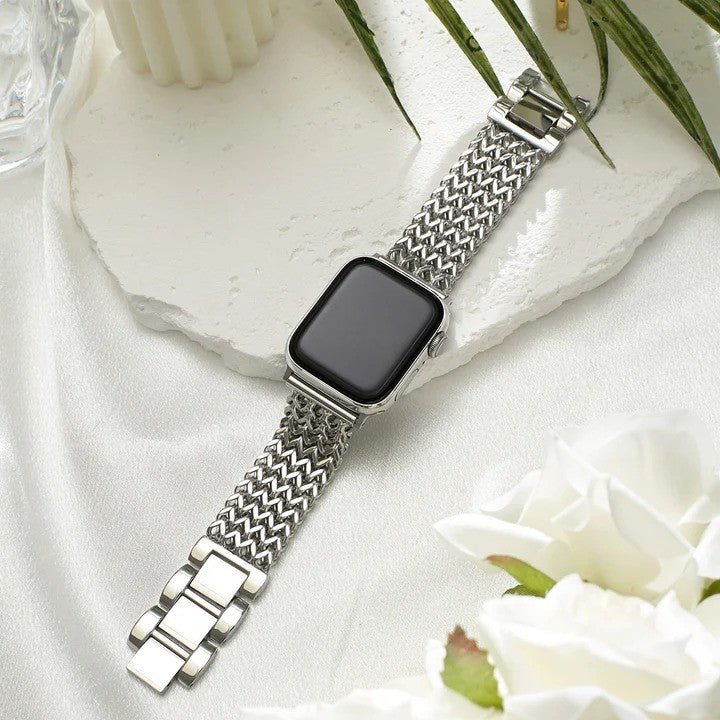 Bracelet Apple Watch maille Spiga argentée brillante avec boucle métal élégante pour femme.