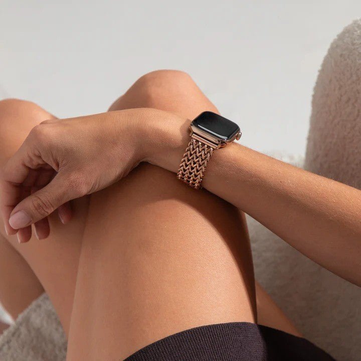 Bracelet Apple Watch maille Spiga en métal argenté brillant avec fermoir intégré, style élégant et moderne.