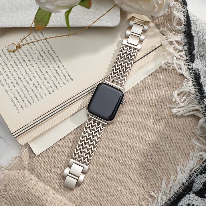 Bracelet Apple Watch maille Spiga argentée brillante avec maillons fins et fermoir élégant.