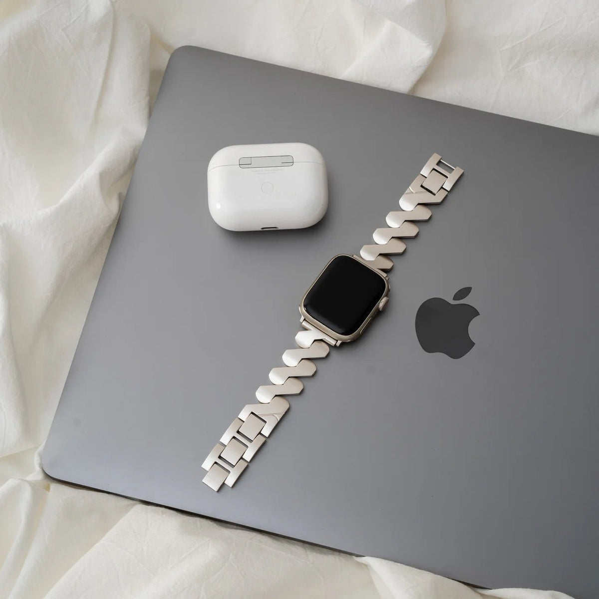 Bracelet Apple Watch moderne, pour femme, acier spirale tendance, modèle Azia - La Boutique du Bracelet