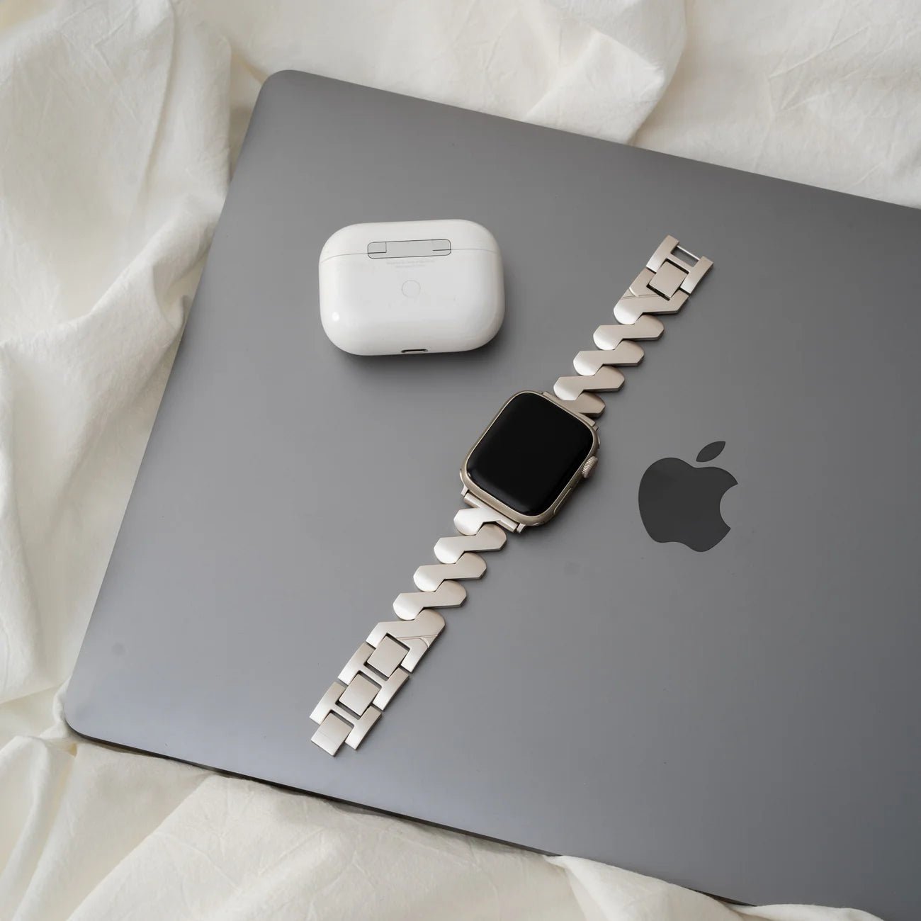 Bracelet Apple Watch moderne, pour femme, acier spirale tendance, modèle Azia - La Boutique du Bracelet
