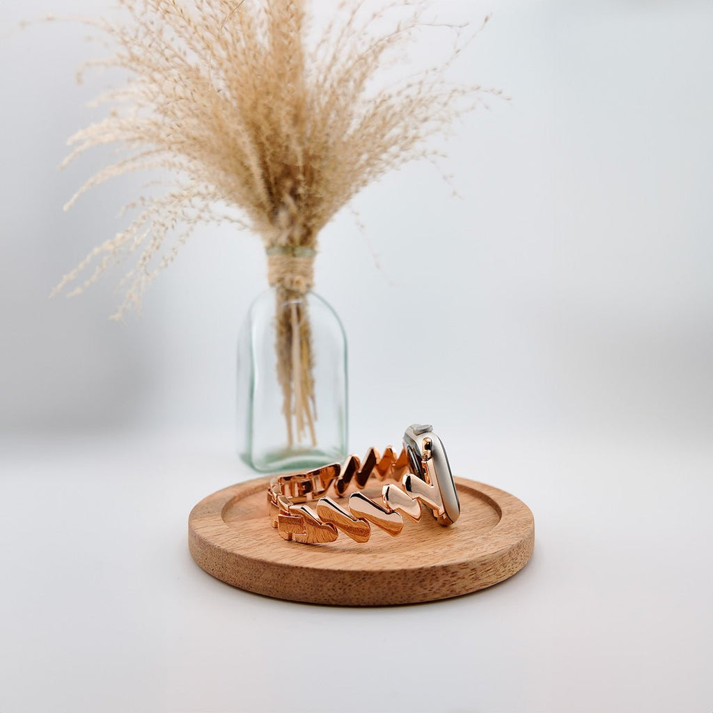 Bracelet pour Apple Watch en acier inoxydable couleur cuivre, design spirale moderne et élégant.