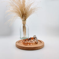 Bracelet pour Apple Watch en acier inoxydable couleur cuivre, design spirale moderne et élégant.