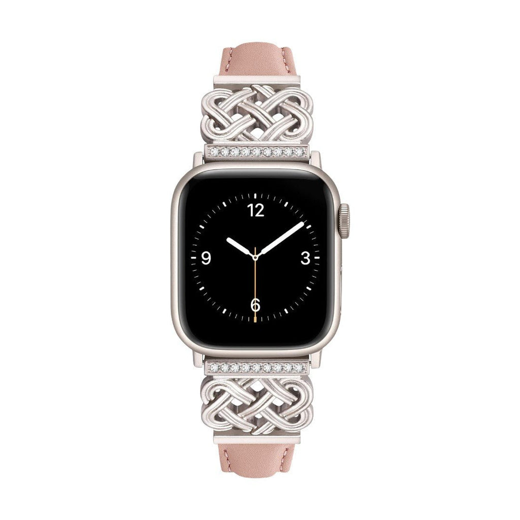 Bracelet pour Apple Watch en cuir rose pâle avec motifs tressés en métal argenté et zircon, nœud celtique élégant.